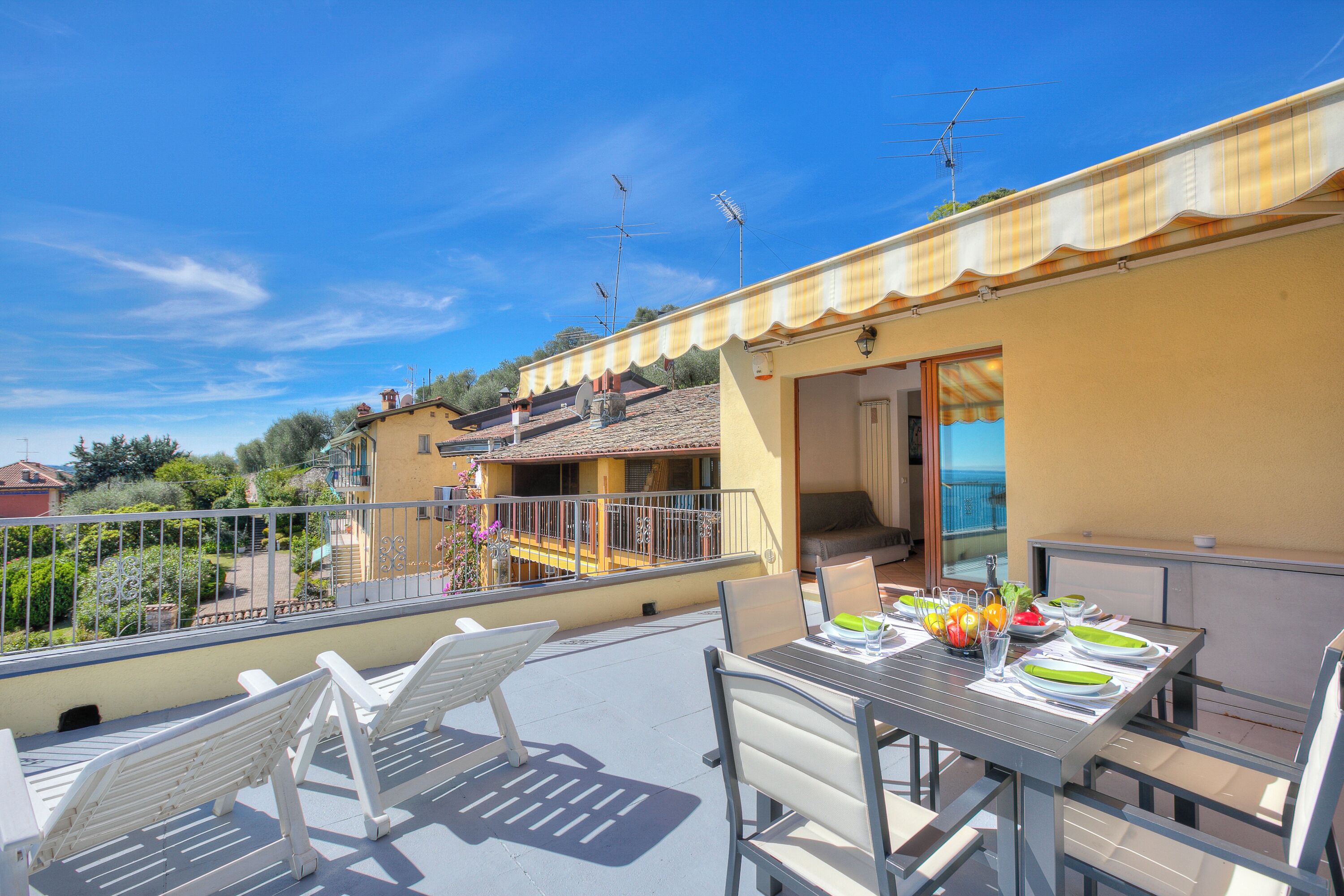 Standard-Apartment, Mehrere Schlafzimmer, Bergseite (Eden House - Terrace & View Lake) | Speisen im Freien