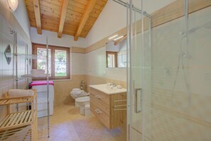 Departamento estándar, varias habitaciones, junto a la montaña (Eden House - Terrace & View Lake) | Baño | Regadera, bidet, toallas, jabón 