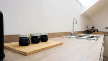 Kylskåp, mikrovågsugn, ugn och spishäll