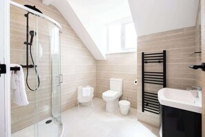 Dusche, Haartrockner, Handtücher