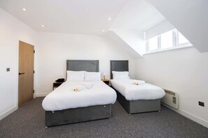 2 habitaciones, tabla de planchar con plancha, wifi y ropa de cama 