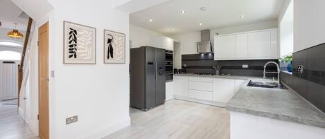 冷蔵庫、電子レンジ、オーブン、コンロ