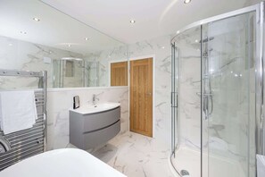 シャワー、ヘアドライヤー、タオル