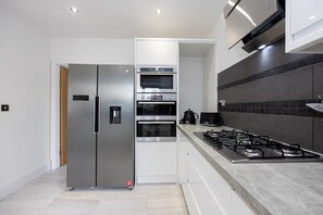 Refrigerador, microondas, horno, placa de cocina