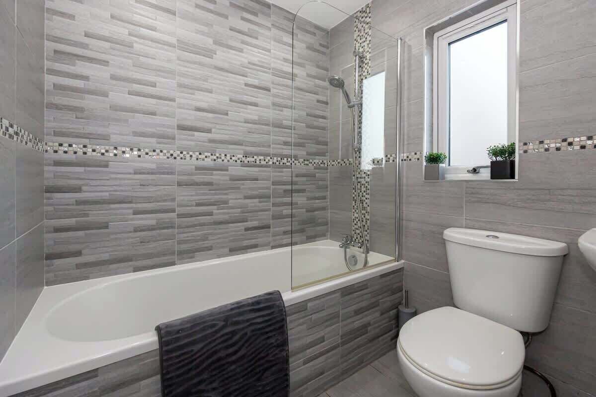 シャワー、ヘアドライヤー、タオル