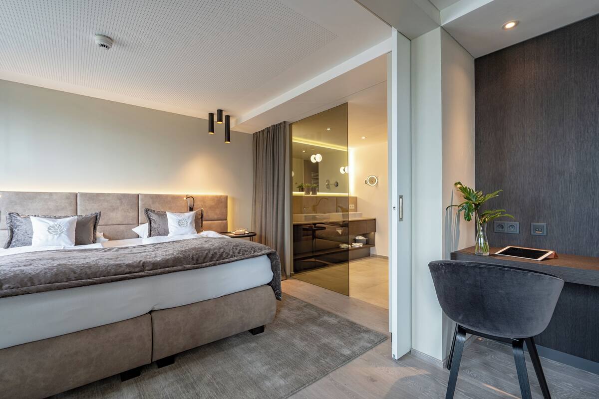 Ropa de cama de alta calidad, minibar, caja fuerte y cortinas opacas