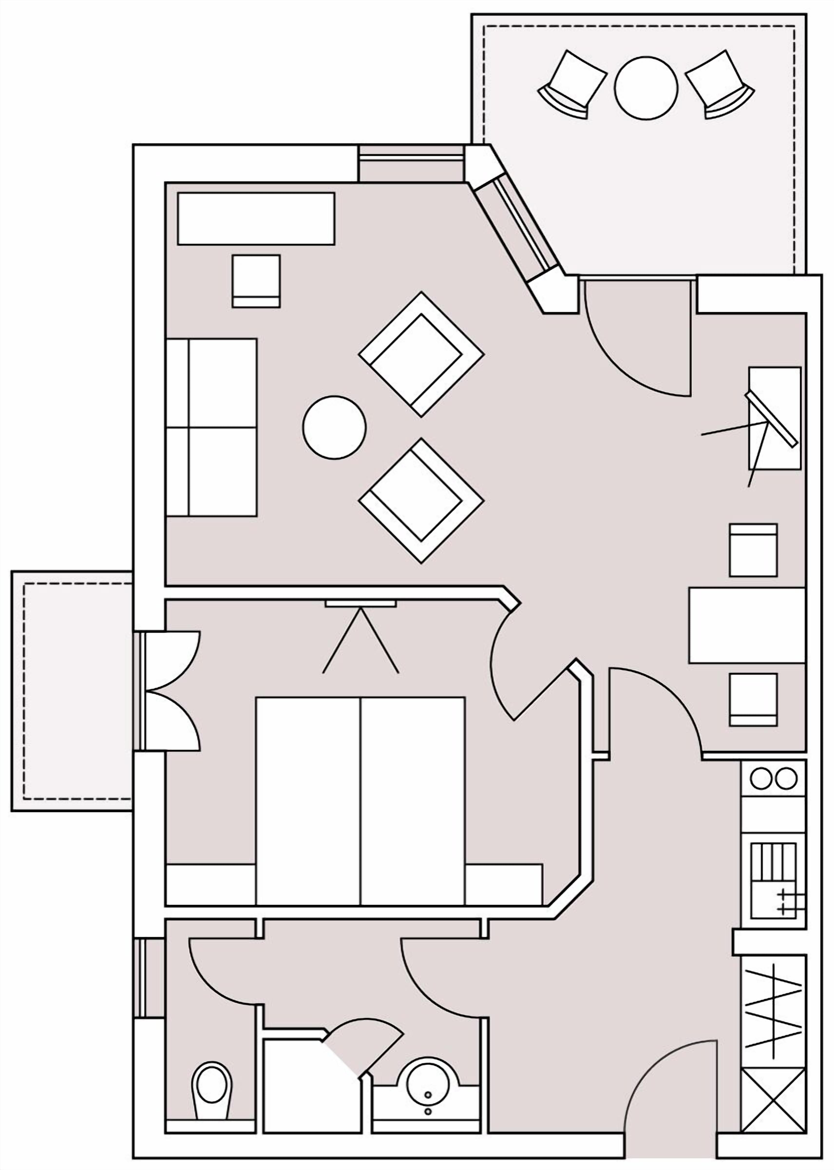 Ein Grundriss eines Hotelzimmers mit einem Bett, einem Schreibtisch, einem Stuhl, einem kleinen Tisch und einem Badezimmer.