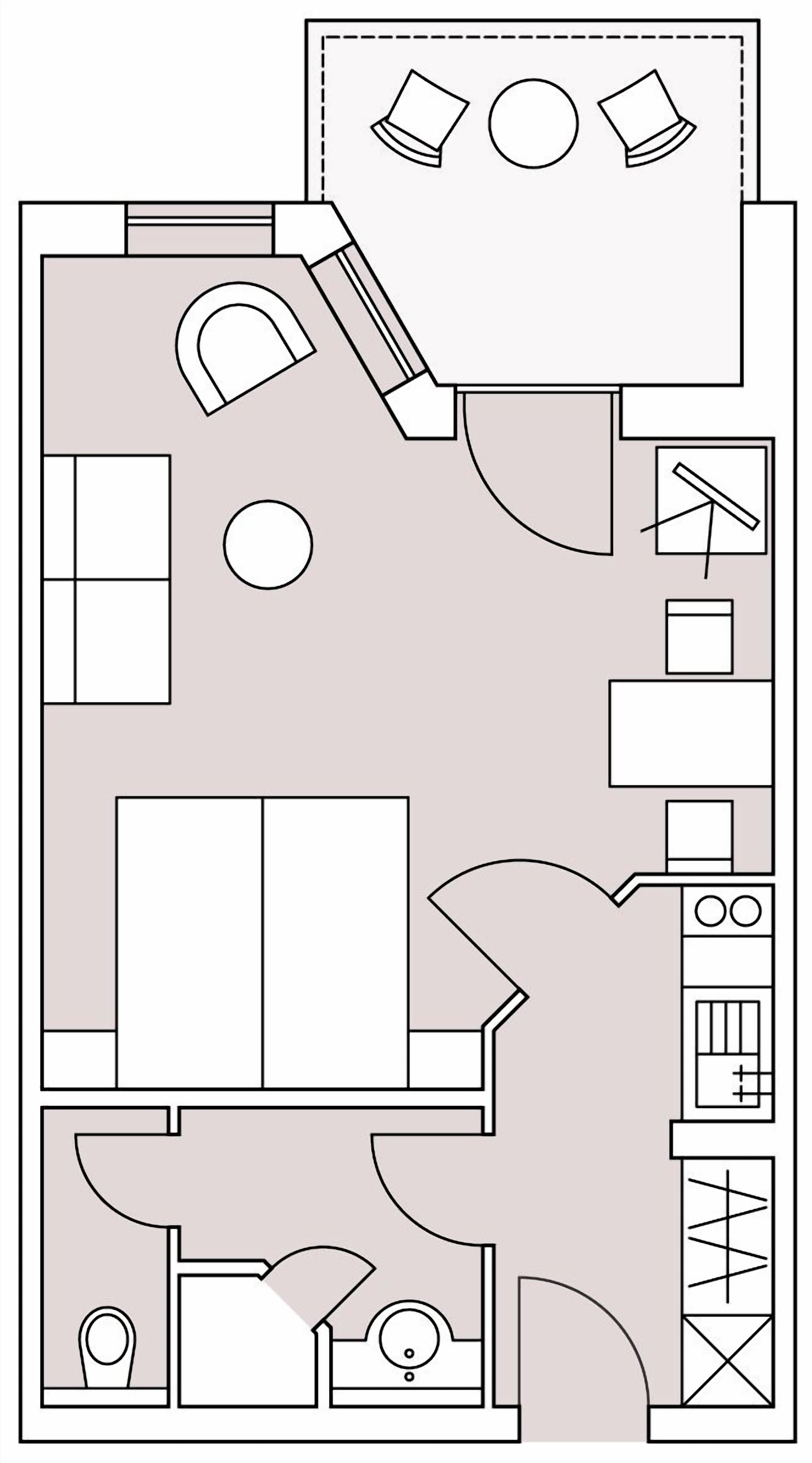 Plano de habitación de hotel que muestra una cama, un escritorio, una silla, una mesita, un sofá, una cocina con estufa y fregadero, y un baño con inodoro y lavamanos.