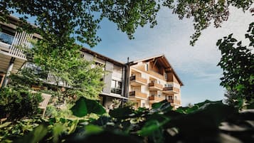 Vista frontal de la propiedad