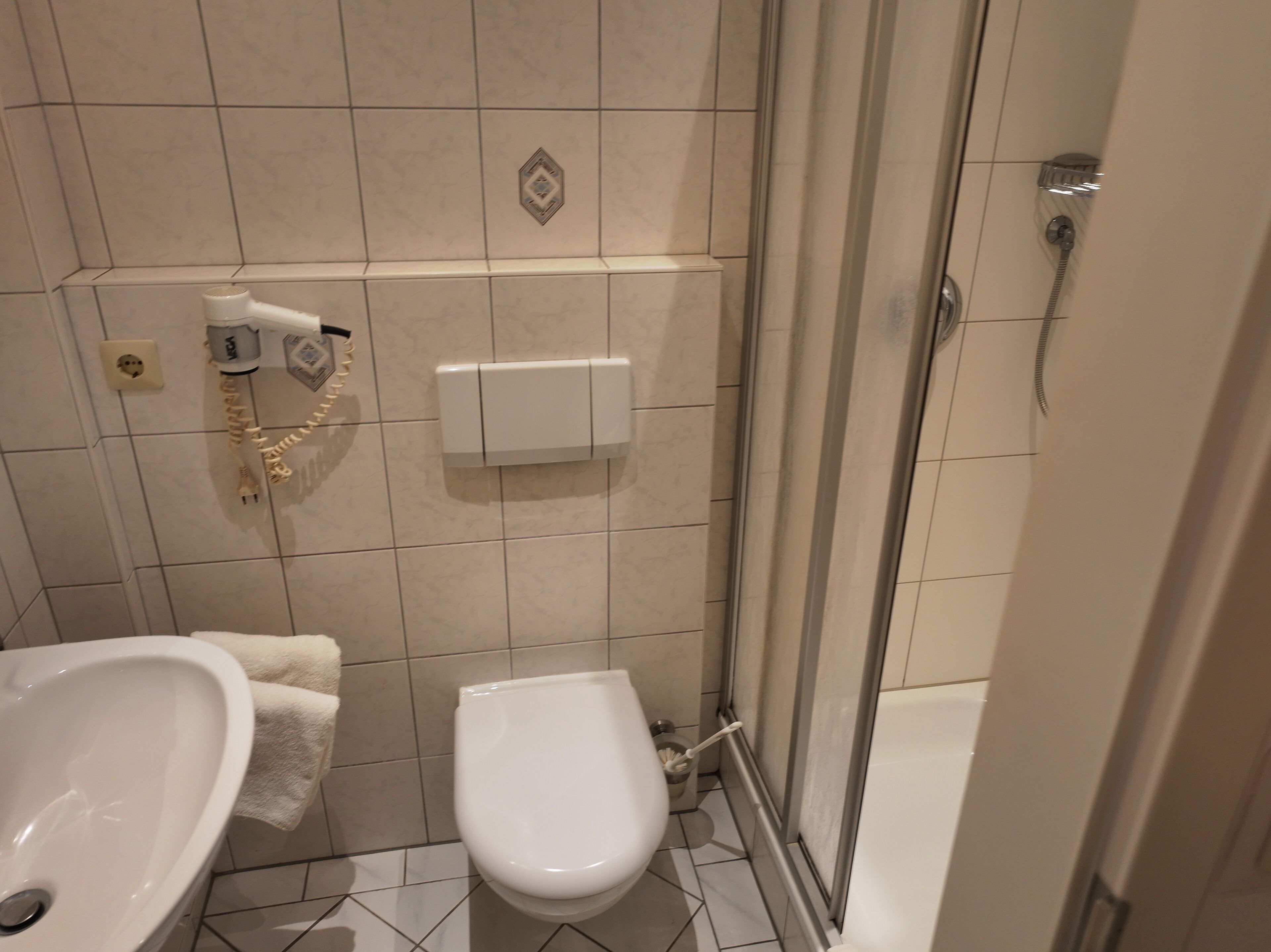 Ein Badezimmer mit Toilette, Bidet und Dusche.