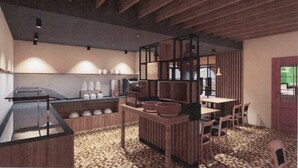 Ein gemütliches Café mit Holztischen, einer Theke mit Gläsern und einem gemusterten Teppich.