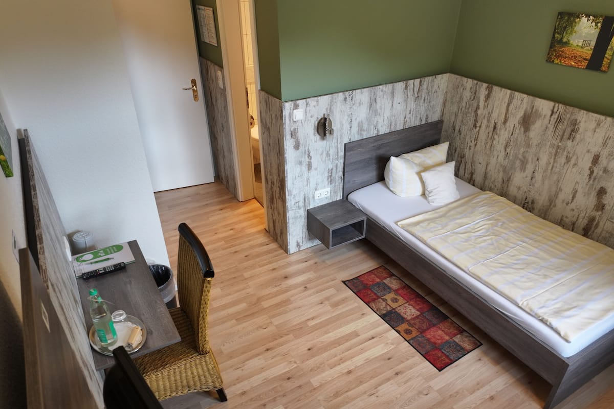 Single Room | Desk, free WiFi