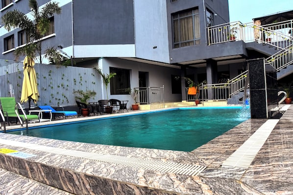 Una piscina al aire libre