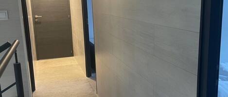En modern hall med ett betonggolv och ljusa väggar.