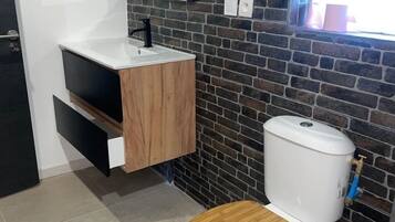 Douche, savon, papier toilette