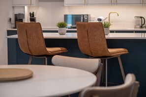 Jääkaappi, mikroaaltouuni, uuni, astianpesukone