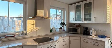 Réfrigérateur, four à micro-ondes, un four, surface de cuisson