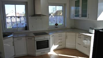 JÀÀkaappi, mikroaaltouuni, uuni, liesi