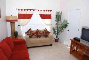 House, 4 Bedrooms | Living area