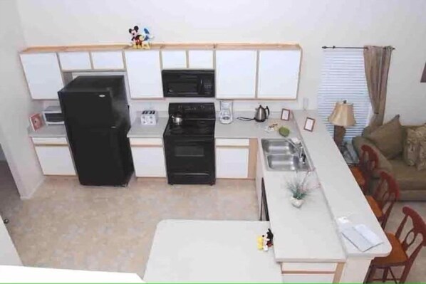 House, 4 Bedrooms | Private kitchen