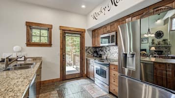 Townhouse, 3 kamar tidur | Dapur pribadi | Lemari es, oven, mesin pembuat kopi/teh, dan pemanggang roti