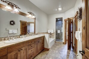 Townhome, 3 Bedrooms | Bathroom | Towels, shampoo