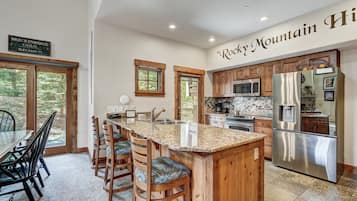 Casa de ciudad, 3 habitaciones | Cocina privada | Refrigerador, horno, cafetera y tetera y tostadora