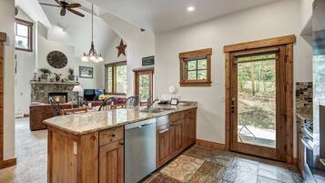 Casa de ciudad, 3 habitaciones | Cocina privada | Refrigerador, horno, cafetera y tetera y tostadora