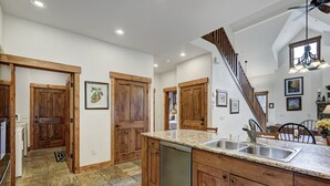 Eine Küche mit Holzausstattung, Granit Arbeitsplatten und einem eingebauten Geschirrspüler.