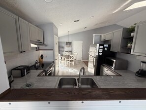 House, 3 Bedrooms | Private kitchen - Beach Bums Villa 3 Bedroom Home (Davenport)