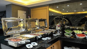 Petit déjeuner buffet (15 EUR par personne)