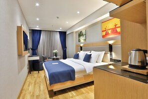 Premium kamer, 1 kingsize bed, uitzicht op de stad | Een kluis op de kamer, gratis wifi, beddengoed