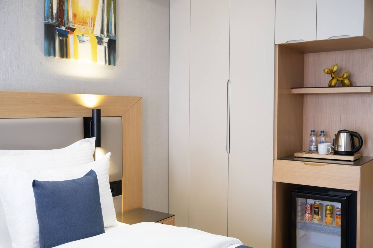 Habitación doble estándar, vista a la ciudad | Ropa de cama de alta calidad y caja de seguridad en la habitación