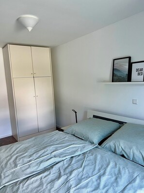 2 habitaciones, tabla de planchar con plancha y cuna de viaje 