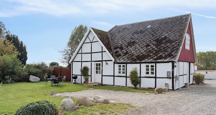 Timber-frame holiday flat near beach