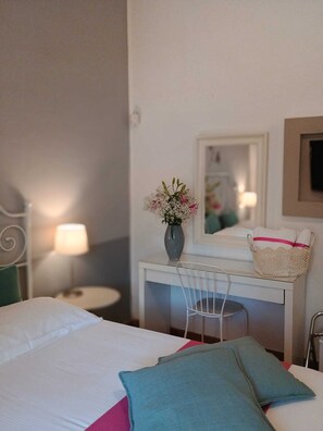In-room safe, desk, free WiFi