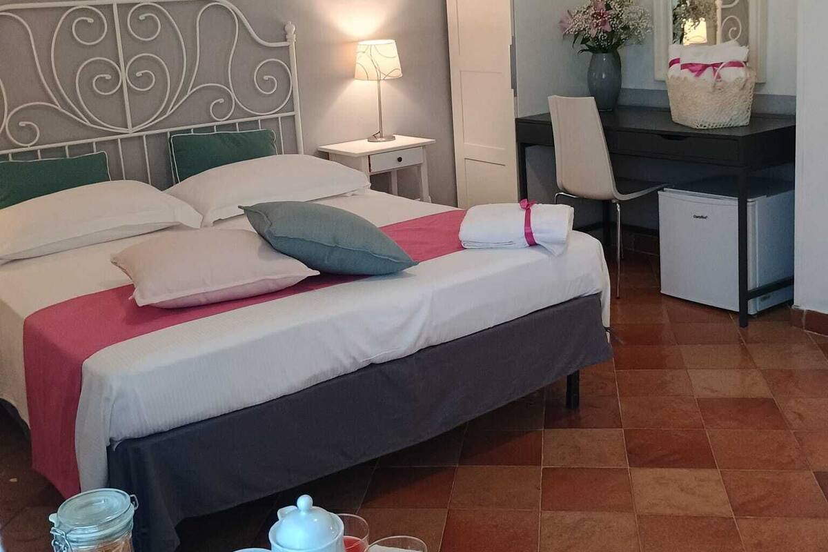 Familie vierpersoonskamer | Een kluis op de kamer, een bureau, gratis wifi