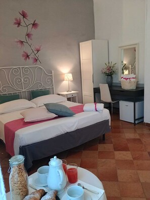 Family Quadruple Room | In-room safe, desk, free WiFi - B&B LA MAGNOLIA (Castellabate)