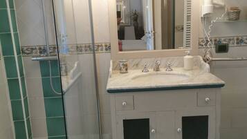 Habitación cuádruple familiar | Baño | Ducha, secador de pelo y toallas