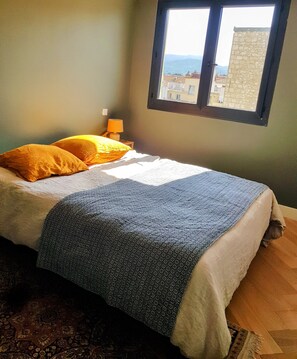 2 عدّة غرف نوم ومكواة/لوح كي وواي فاي وملاءات أسرّة