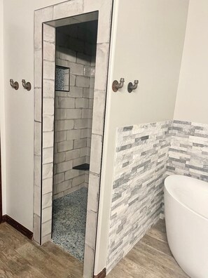 Shower, jetted tub, hair dryer, towels - Charming Rustic/Modern Barndominium with HotTub near MW City, Tinker AFB, and OU (Oklahoma City)