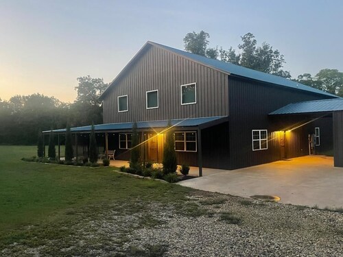 Charming Rustic/Modern Barndominium with HotTub near MW City, Tinker AFB, and OU