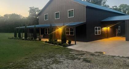 Charming Rustic/Modern Barndominium with HotTub near MW City, Tinker AFB, and OU