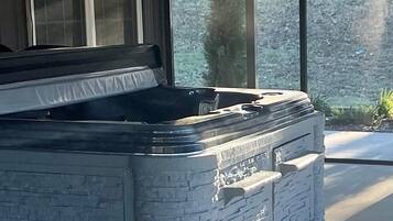 Banyera d'hidromassatge coberta