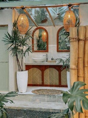 Haartrockner, Bidet, Handtücher, Seife