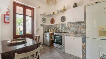 Appartamento, 2 camere da letto, vista giardino | Cucina privata | Frigorifero, forno, piano cottura, bollitore elettrico