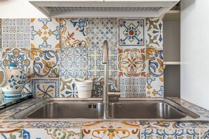 Apartamento, 2 quartos, vista para o jardim | Cozinha privada | Geladeira, fogão, cooktop, chaleira elétrica