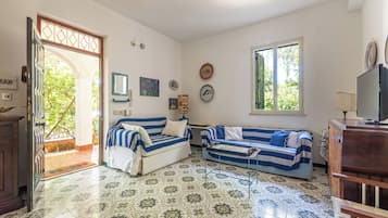 Appartamento, 2 camere da letto, vista giardino | Area soggiorno | TV 30 pollici con canali satellitari