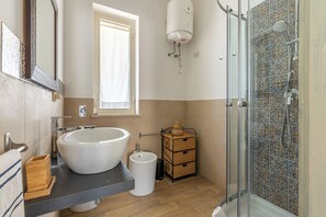 Departamento, 2 habitaciones, Terraza | Baño | Regadera, secadora de cabello, toallas, jabón 