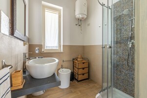Apartamento, 2 quartos, terraço | Banheiro | Chuveiro, secador de cabelo, toalhas de banho, sabonete